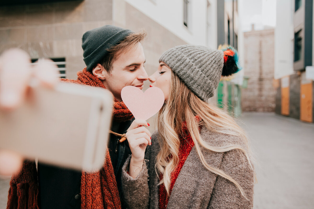 Изображение от <a href="https://ru.freepik.com/free-photo/couple-taking-selfie-with-paper-heart_1541143.htm#query=%D1%86%D0%B5%D0%BB%D1%83%D1%8E%D1%82%D1%81%D1%8F%20%D0%B2%20%D0%B0%D0%B2%D1%82%D0%BE%D0%B1%D1%83%D1%81%D0%B5&position=20&from_view=search&track=ais">Freepik</a>