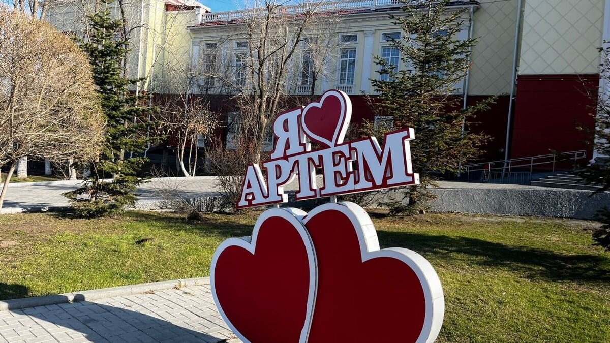     Глава Артёмовского городского округа Вячеслав Квон опубликовал в своём официальном tеlеgram-канале видео, на котором пойманные полицией юные вандалы, разгромившие накануне детский парк «Артёмка», заглаживают вину общественно-полезными работами.
