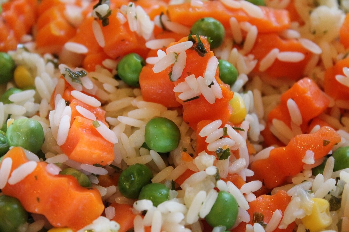 Rice vegetables. Рис с овощами. Рис отварной с овощами. Салат с рисом и овощами. Салат из овощей с рисом.