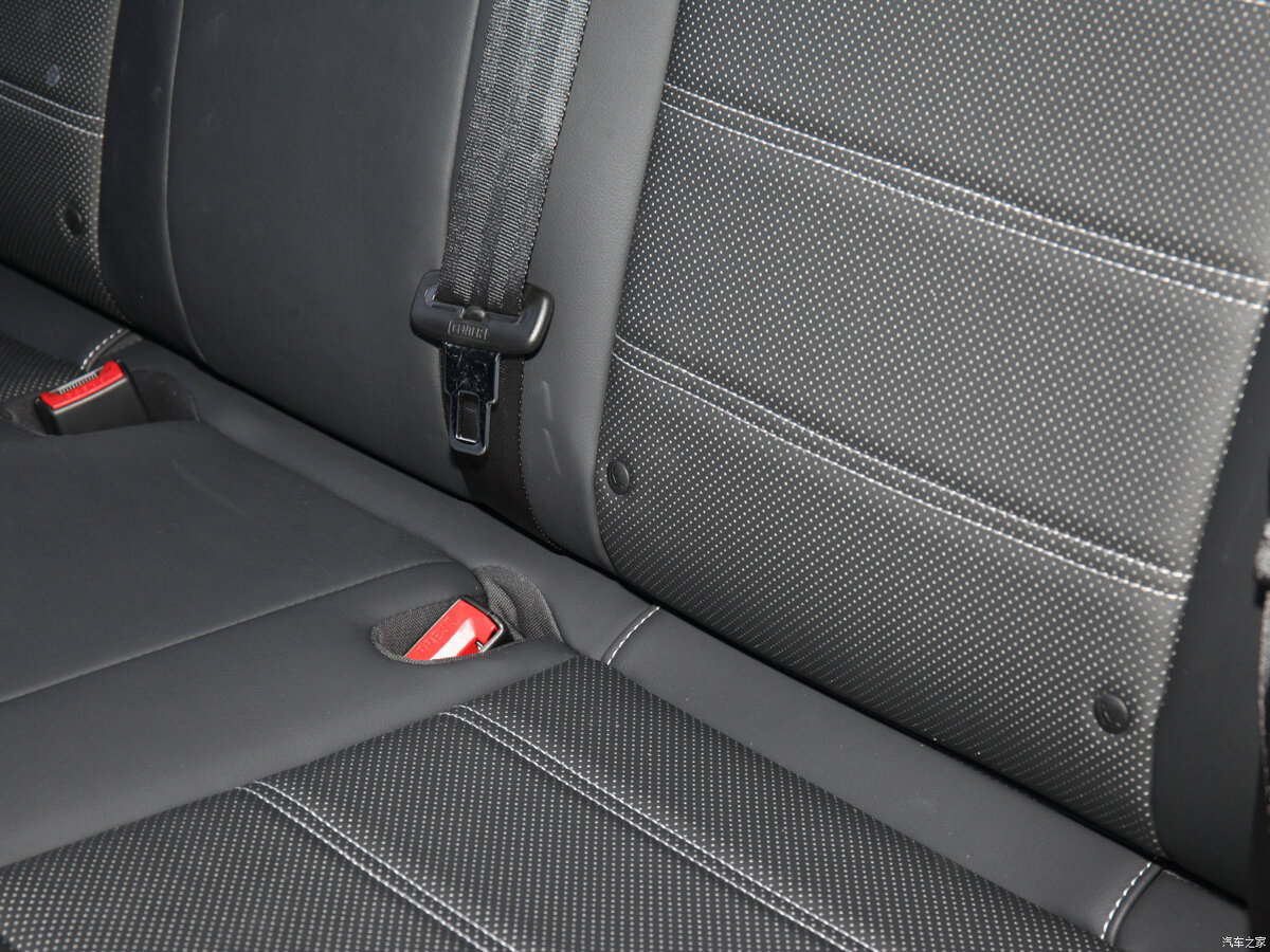 Водительское сиденье оснащено функцией подогрева и вентиляции. 