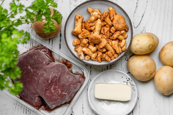 Раньше это блюдо из картофеля и свежесобранных грибов готовили из оленьего или медвежьего мяса, но сейчас чаще используют говядину и свинину.-2