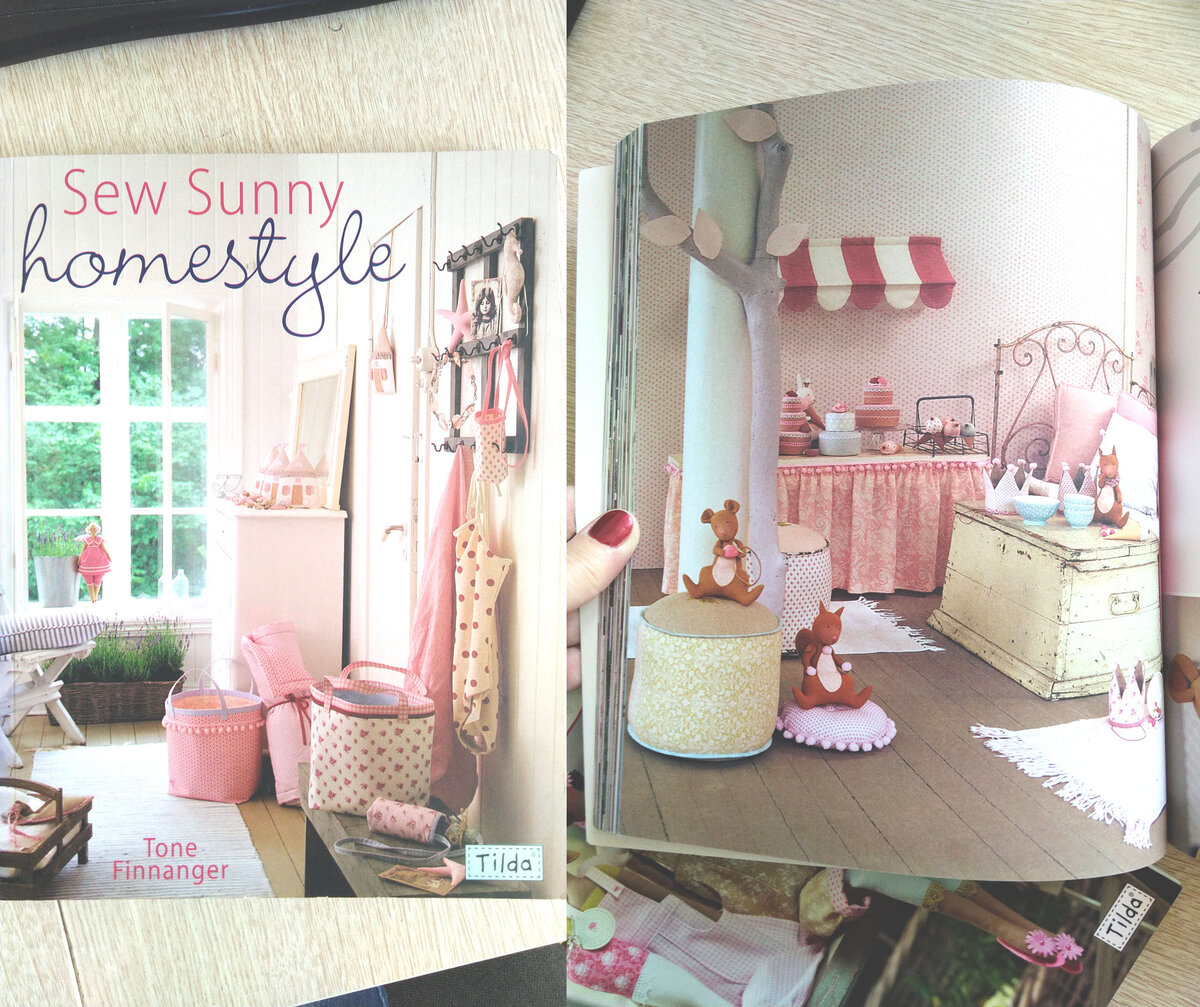 Книги Тони Финнангер. Дощатые полы, деревянные рамы, потертые сундуки, розовое.