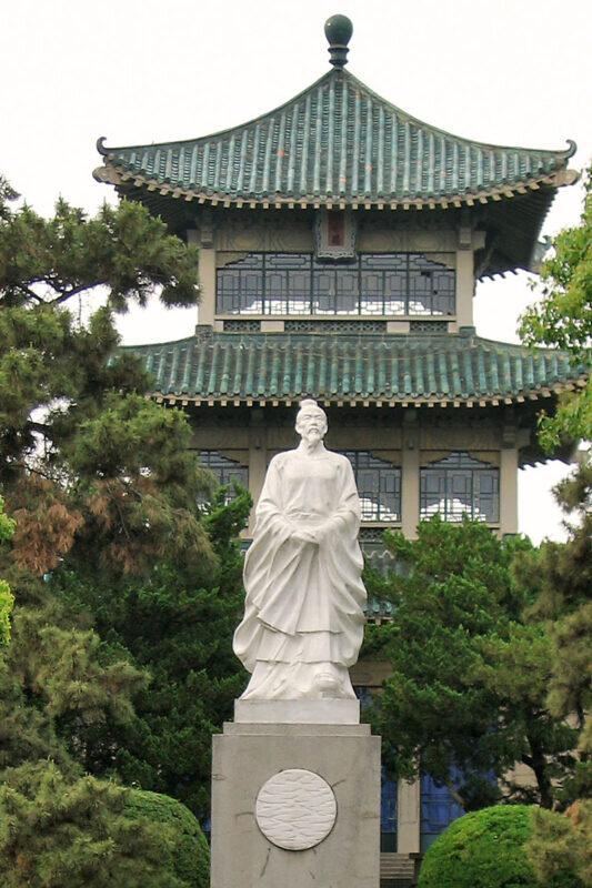    Памятник Цюй Юаню на берегу озера Дунху, Ухань