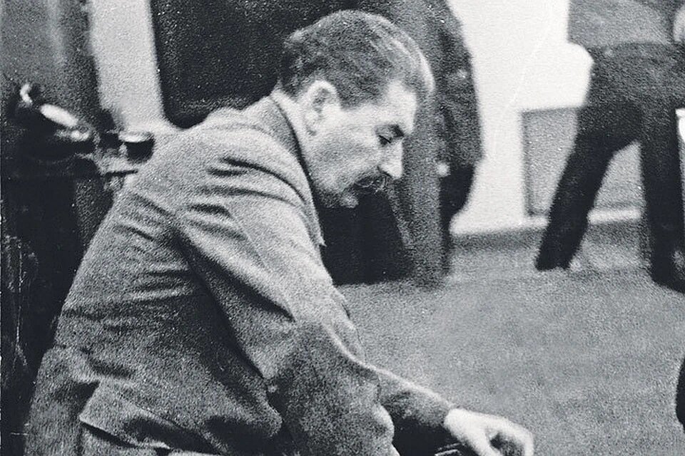 Сталин в раздумьях/URL:https://www.kp.ru/daily/26967/4022351/