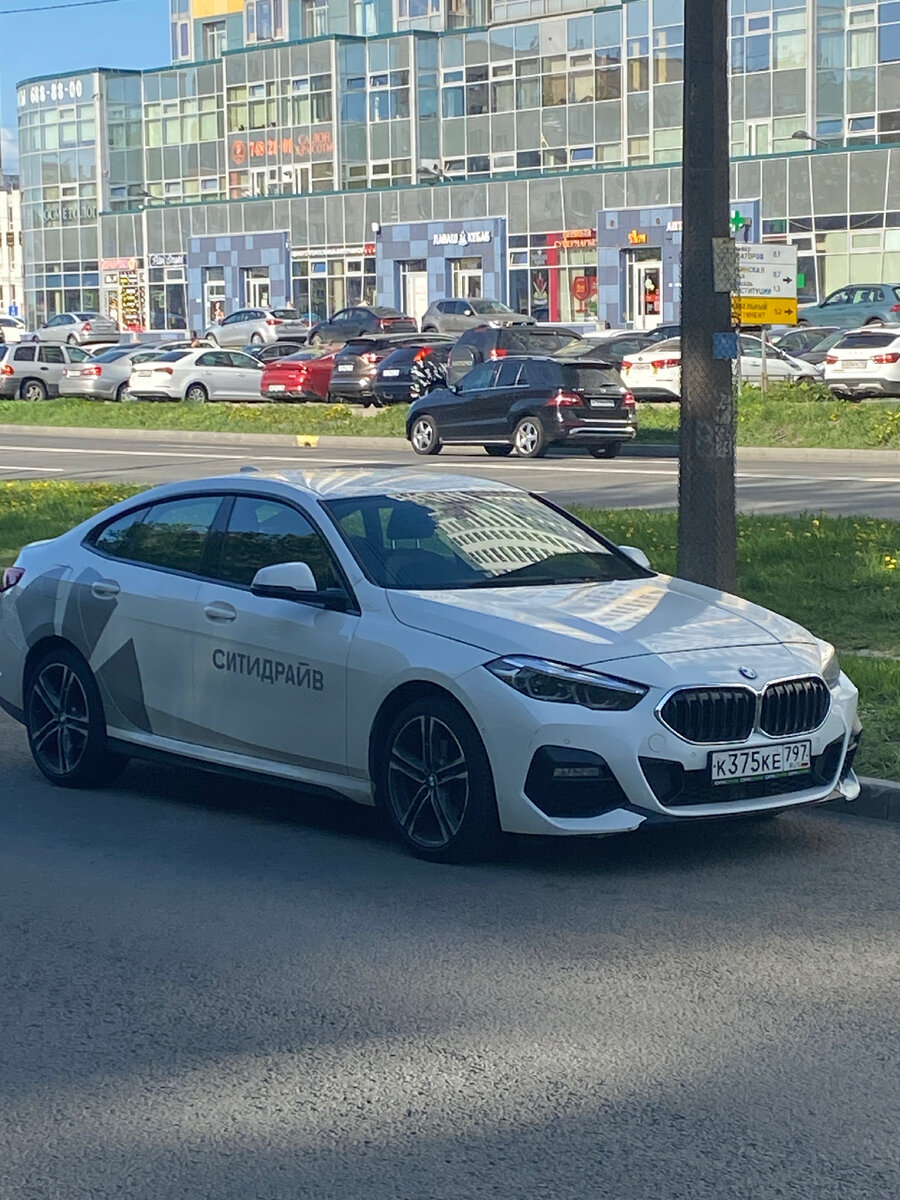 Каршеринг – относительно новый вид автомобильной аренды, который предлагает пользователям использовать автомобиль на несколько часов или дней и вернуть его в пункте аренды. На сегодняшний день каршеринг стал очень популярным в многих странах мира, и проекты, такие как Zipcar, Car2Go, DriveNow и другие, считаются одними из лучших в мире.

Один из главных преимуществ каршеринга – возможность использования автомобиля в течение определенного периода времени, не покупая его. Таким образом, у пользователей нет необходимости беспокоиться о техническом обслуживании, хранении и страховании автомобиля, что позволяет сократить расходы.

Для использования каршеринга, пользователи должны зарегистрироваться в системе и оплатить услуги. Часто, почасовая оплата является более выгодной, чем аренда на длительный срок. К услугам пользователей предоставляются различные марки и модели автомобилей, что позволяет выбирать автомобиль, идеально подходящий для конкретной поездки.

Каршеринг имеет также экологические преимущества. Благодаря использованию общественных средств передвижения вместо личных автомобилей, уменьшается количество выбросов в атмосферу. Кроме того, каршеринг также влияет на уменьшение количества автомобилей на дорогах и улучшает общественный транспорт.

Каршеринг является идеальным решением для тех, у кого нет своего автомобиля или у кого нет необходимости иметь его. Это позволяет пользователям пользоваться автомобилем по мере необходимости, не испытывая финансового дискомфорта. Каршеринг также предоставляет возможность путешествовать, не задумываясь о транспорте в дальние поездки.

Многие современные города поддерживают каршеринг, что делает его доступным для многих людей. Это является частью большого плана улучшения качества жизни городского населения, уменьшения транспортных пробок и улучшения экологической обстановки.

Каршеринг – это инновационное и практичное решение для тех, кто ищет альтернативу личному автомобилю. Он экономит время и деньги, позволяя людям использовать автомобиль именно тогда, когда это необходимо. Каршеринг – это не только новый вид транспорта, но и новый образ жизни.