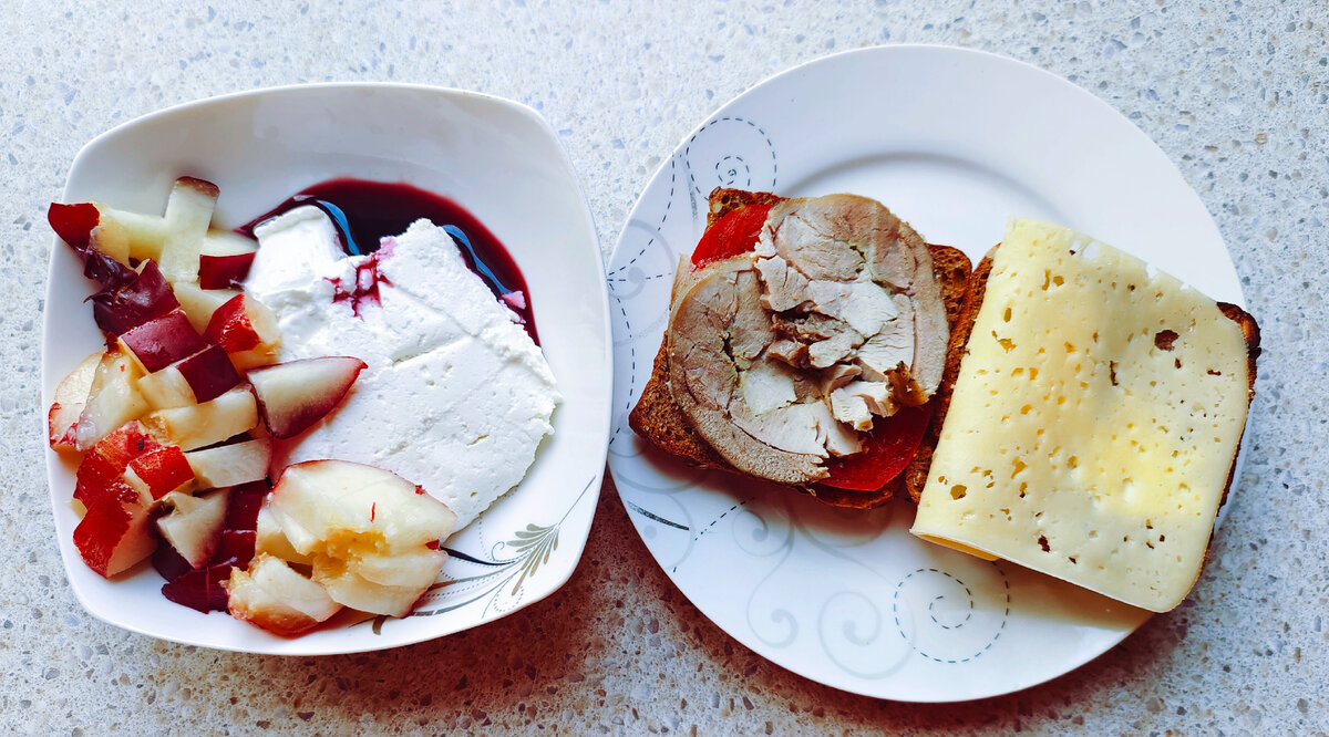 Творог, сметана, зерновая булочка, масло, сыр, индейка