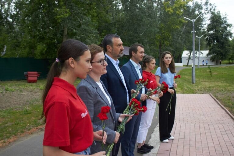    В Оренбуржье возложили цветы к памятнику «Имена из солдатских медальонов» Белов Михаил Александрович