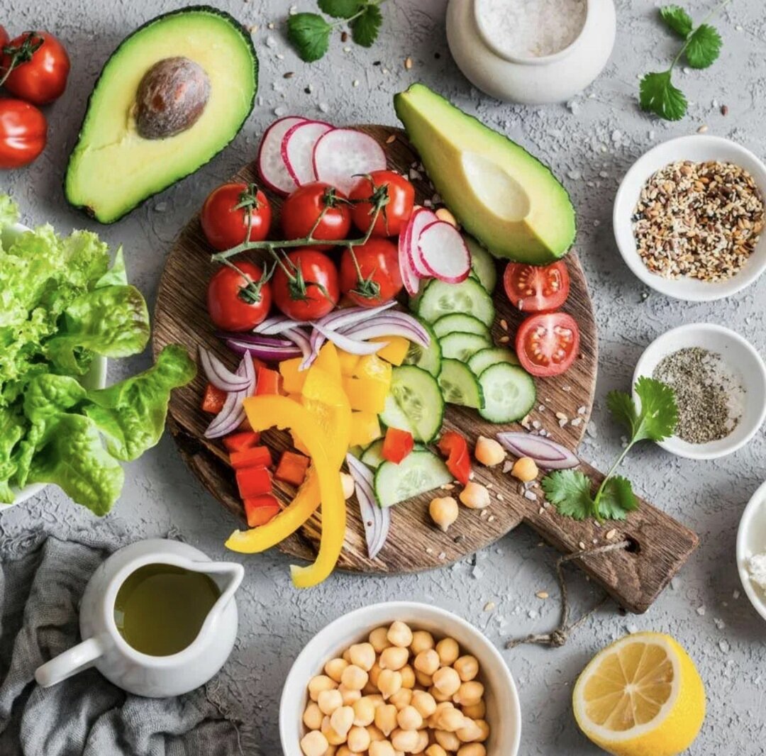 Правильное питание – это основа здоровья человека. Пища, которую мы употребляем, необходима для построение клеточных структур наших органов и является источником энергии, которую организм расходует. Именно пища позволяет нашим клеткам и тканям обновляться. И чем более здоровое питание Вы себе обеспечиваете, тем более рациональней протекают обменные процессы. Сбалансированное употребление пищи, включает в себя достаточное количество белков, жиров, углеводов и нутриентов.Учеными различных сфер давно доказано, что многие заболевания являются следствием нерационального питания. Неправильный режим питания, чрезмерное или скудное количество принимаемой пищи, некачественные или несвежие продукты, пищевой мусор непосредственно влияют на внутренние органы. Здоровое питание – это здоровая жизнь и продление молодости. 