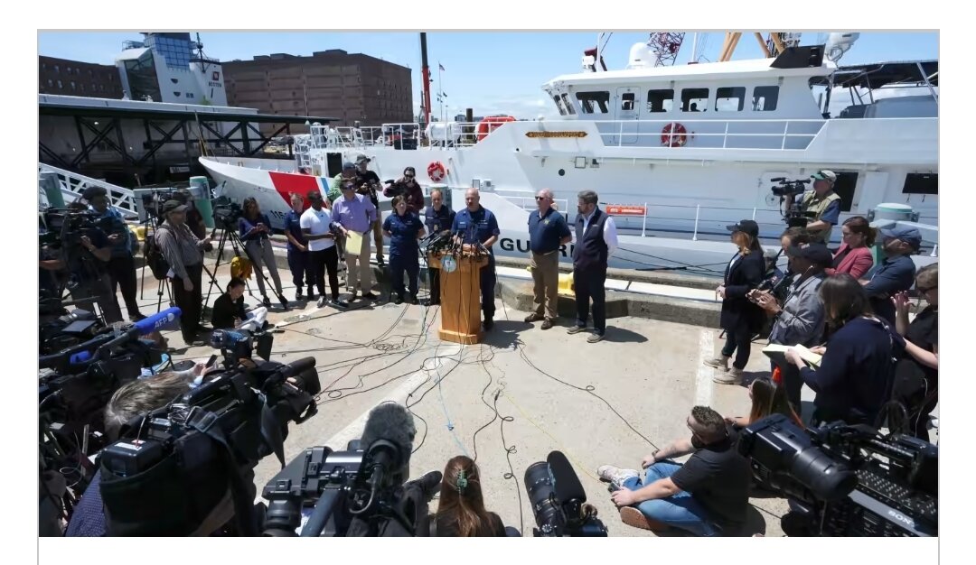 "Поле мусора" было обнаружено в четверг роботизированным глубоководным судном, ищущим пропавший без вести туристический подводный аппарат на дне океана недалеко от места крушения "Титаника", сообщила Береговая охрана США.