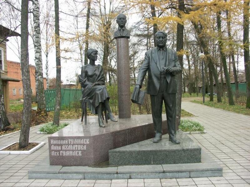    Памятник Анне Ахматовой, Николаю и Льву Гумилевым в Бежецке Фото: 46yuri, по лицензии CC BY-SA 3.0​