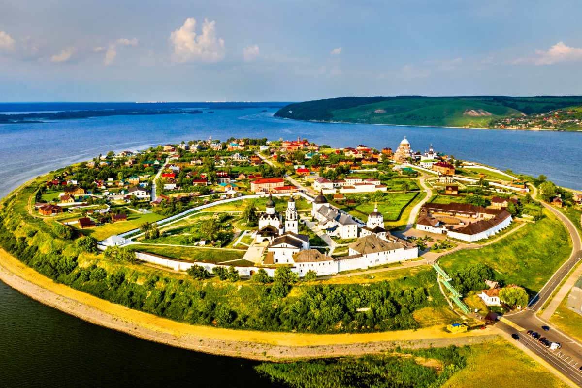 город-остров Свияжск. Источник фото - https://goo.su/MQmH7sn