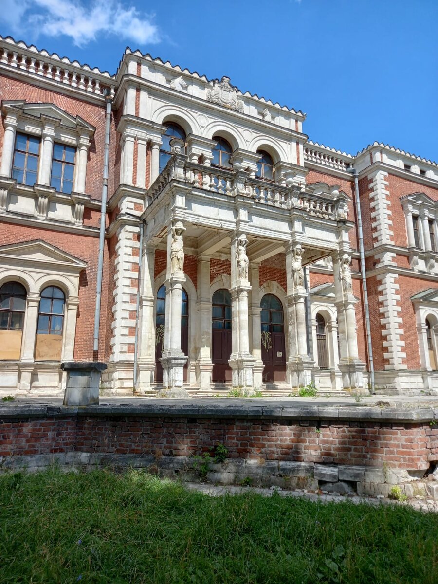 Главный вход в закрытый дом. Фото автора.  
