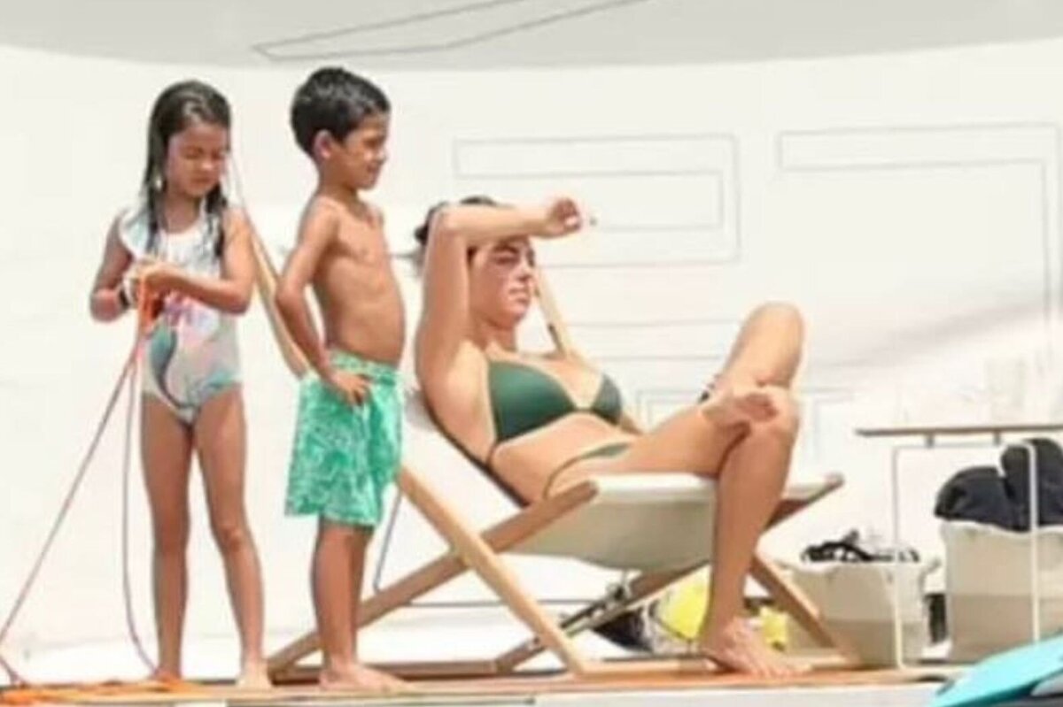    Джорджина Родригес с детьми попала в объективы папарацциСоцсети