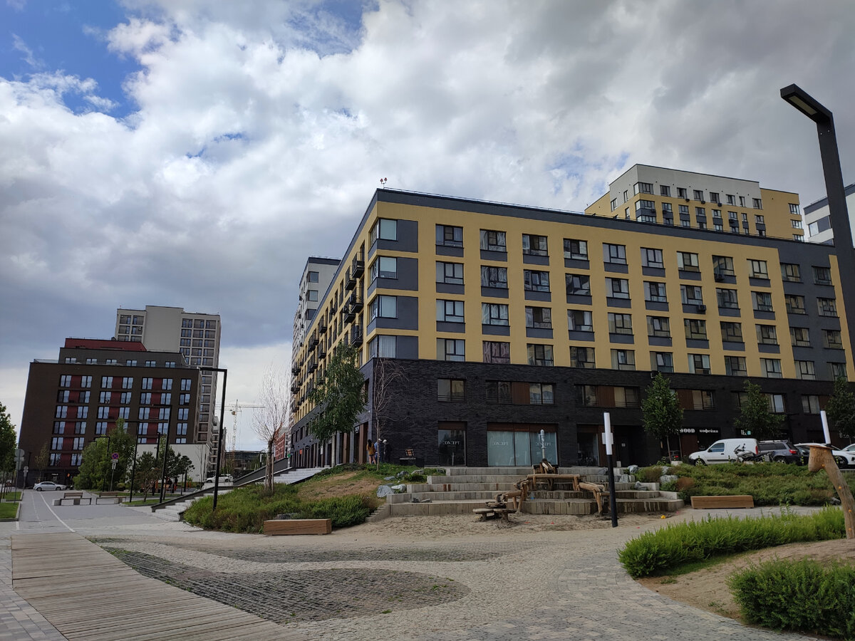 На первой линии малоэтажные дома, вид на реку не совсем перекрывают