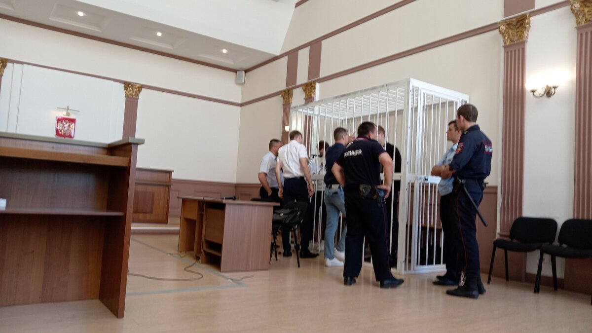     Убившие айтишника волгоградские подростки приобрели боевой Макаров через мессенджер за 42 тысячи рублей у неизвестного под ником Якубович. Именно из этого оружия впоследствии они расстреляли айтишника, сообщает корреспондент издания «НовостиВолгограда.ру» из зала суда.