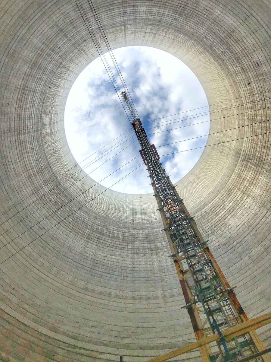 на самом деле это строящаяся градирня, вид изнутри, личное фото автора