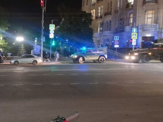    Обстановка у здания штаба ЮВО в центре Ростова ночью 24 июня 2023 года //Фото телеграм-канал Че по Ростову?