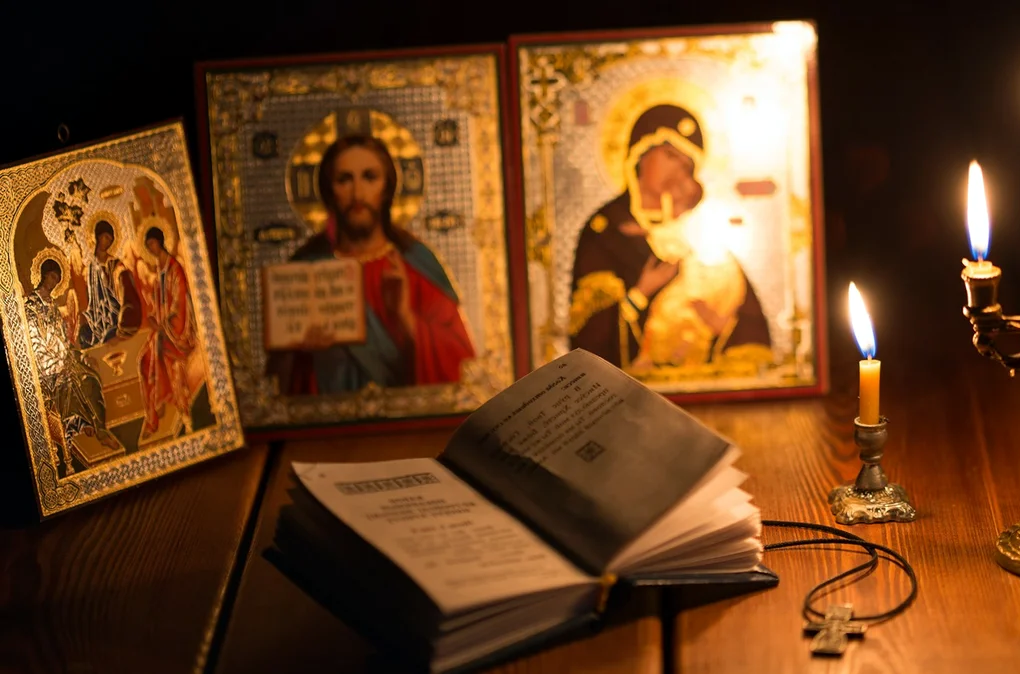 Люди молятся в церкви. Изречения святых отцов. Библия молитва. Святые отцы о милостыне. Молиться опасно.