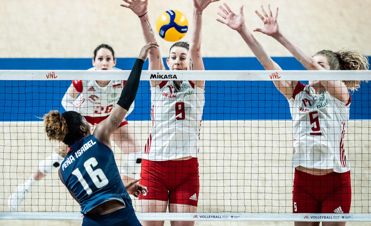 Сборная Польши приятно удивляет показываемой игрой и результатами. Лидерами сборной становятся Магдалена Стысяк (№ 9) и Агнешка Корнелюк (№ 5)