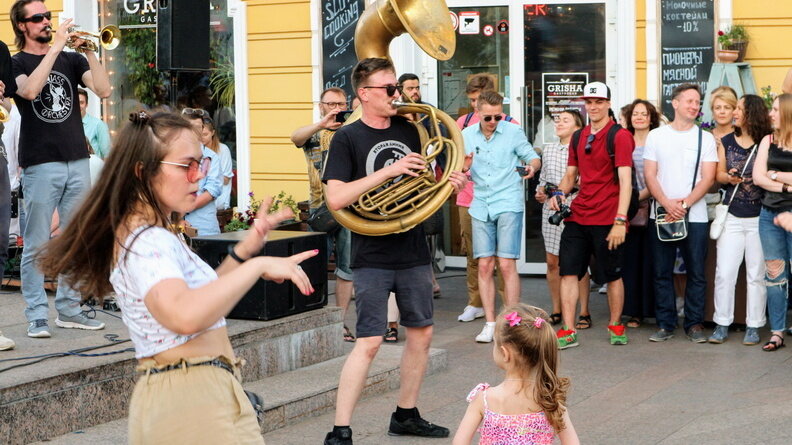     Жители Ростова-на-Дону устроили танцы в центре города после открытия движения, сообщили очевидцы в соцсети «ВКонтакте».