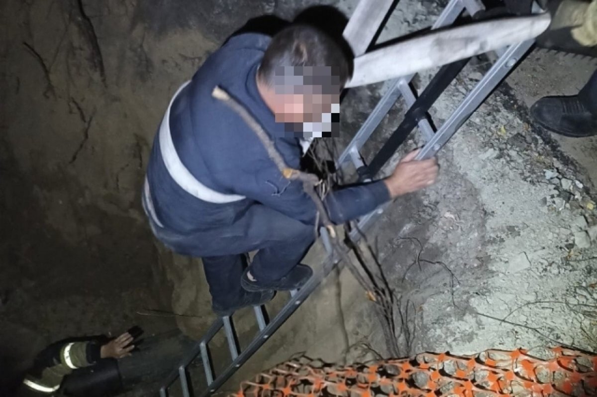    В Барнауле спасли упавшего в четырехметровую яму мужчину