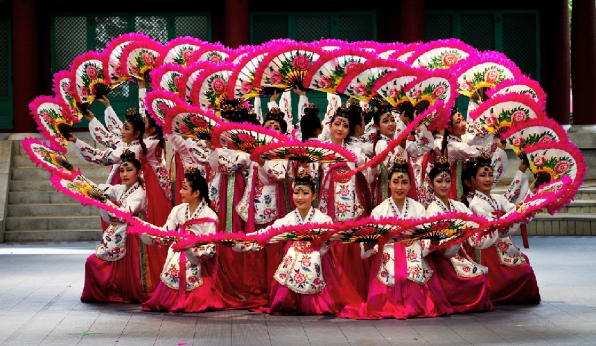 Корейский танец песня. Южная Корея Соллаль. Фестиваль корейской культуры в Москве 2021. Традиции Кореи. Корейские традиционные танцы.