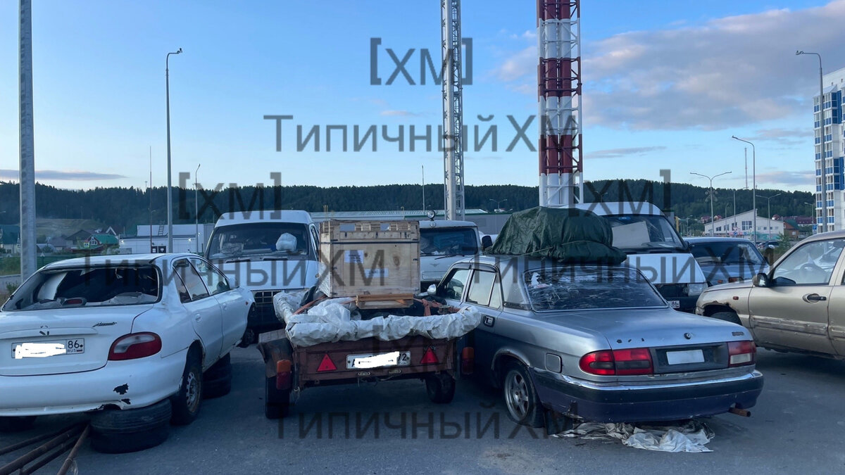     Горожане сделали фото припаркованных там моделей авто.