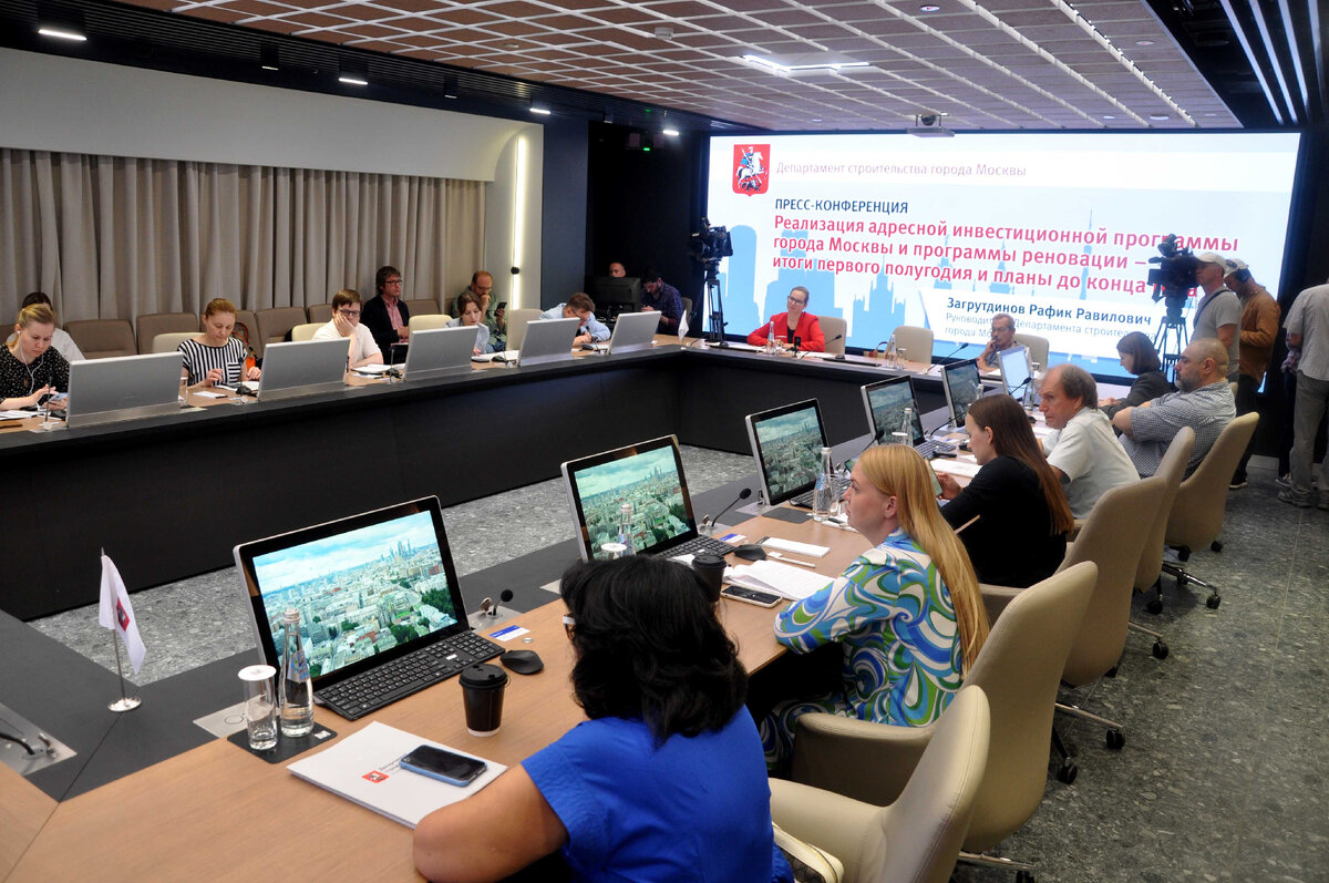 Обложка для вк работа в москве. Флагманский центр моя карьера москва. Зал зарядье урбан форум. Keep moscow вакансии. Моя карьера центр занятости.