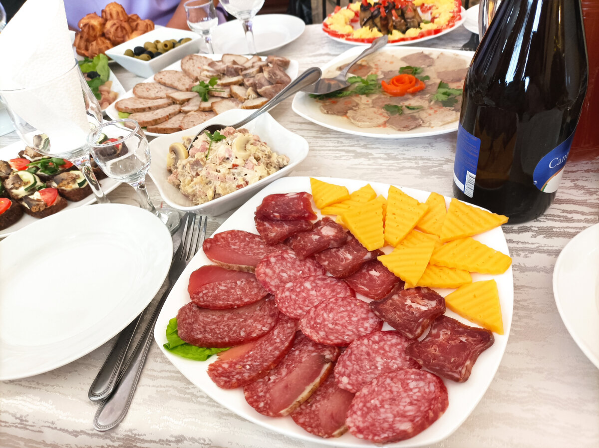 Стол слева от меня