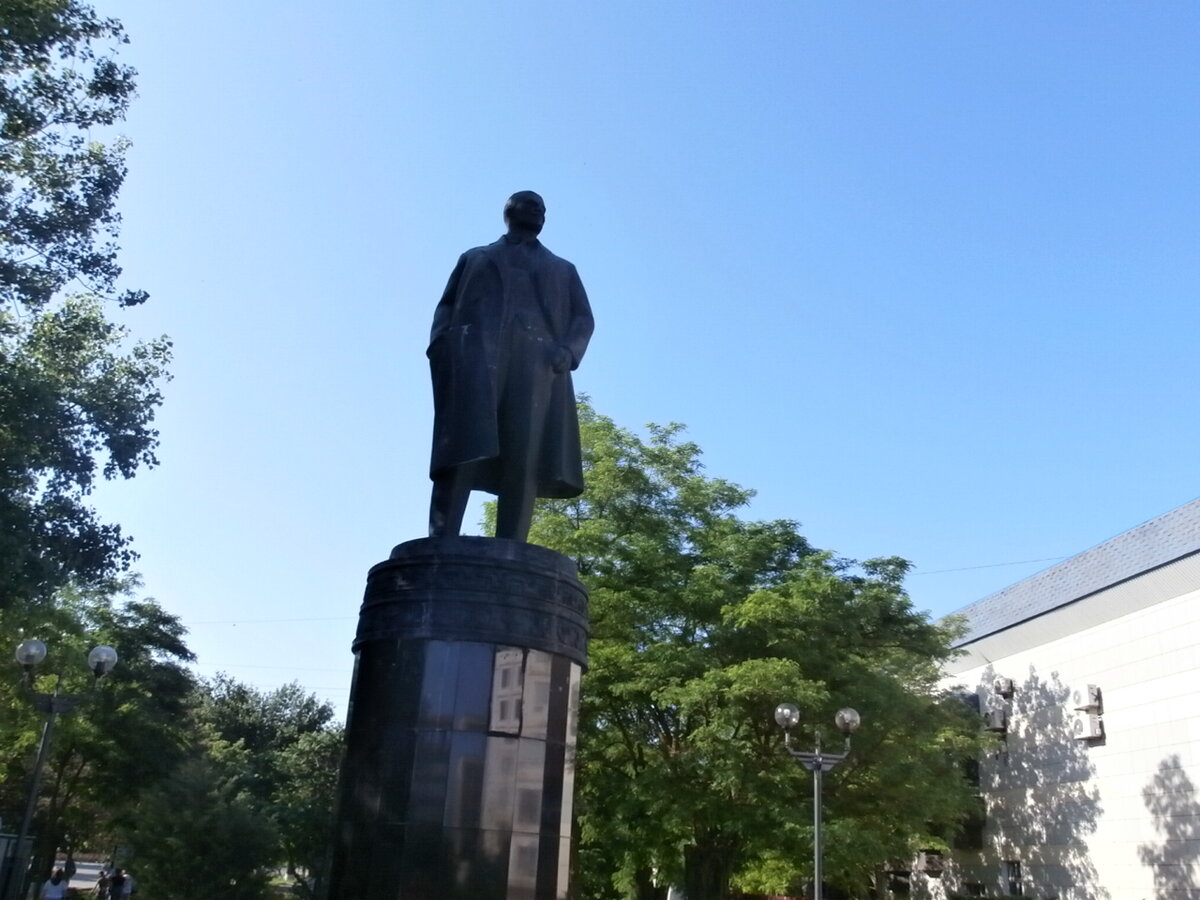 Недалеко от пагоды памятник В,И, Ленину, как видно на фотографии Ленин держит руки в карманах.