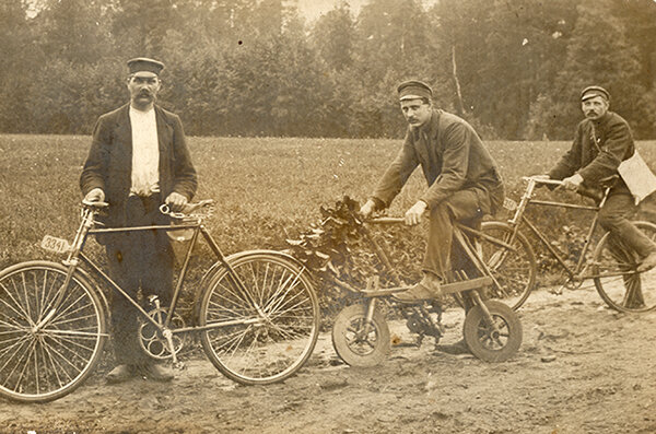 Фотография с кустарным велосипедом, сделанная в 1910 году в городе Якобштадте в Прибалтике. Из коллекции Веломузея Андрея Мятиева.