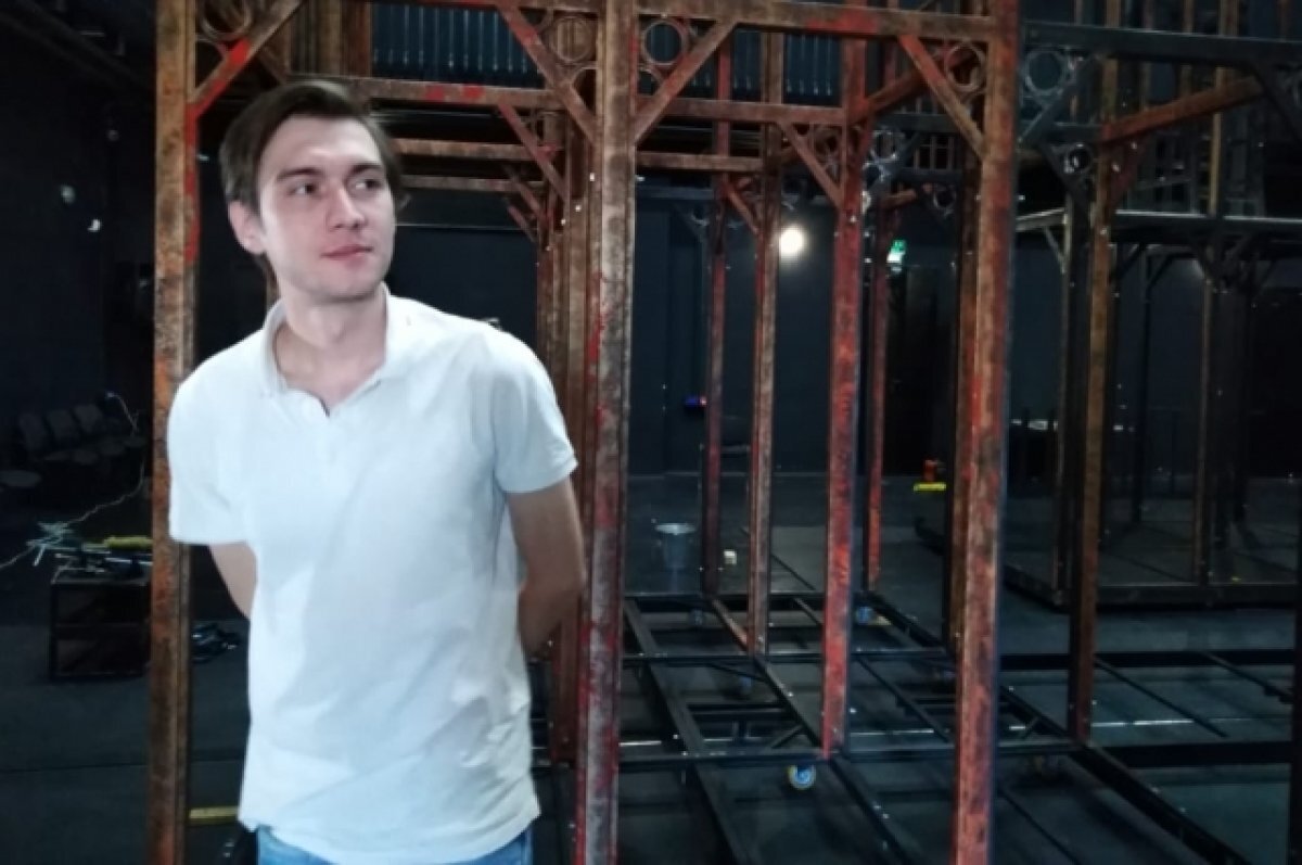    Гамлет (актер Павел Лазарев) на фоне декораций к постановке о принце Датском.