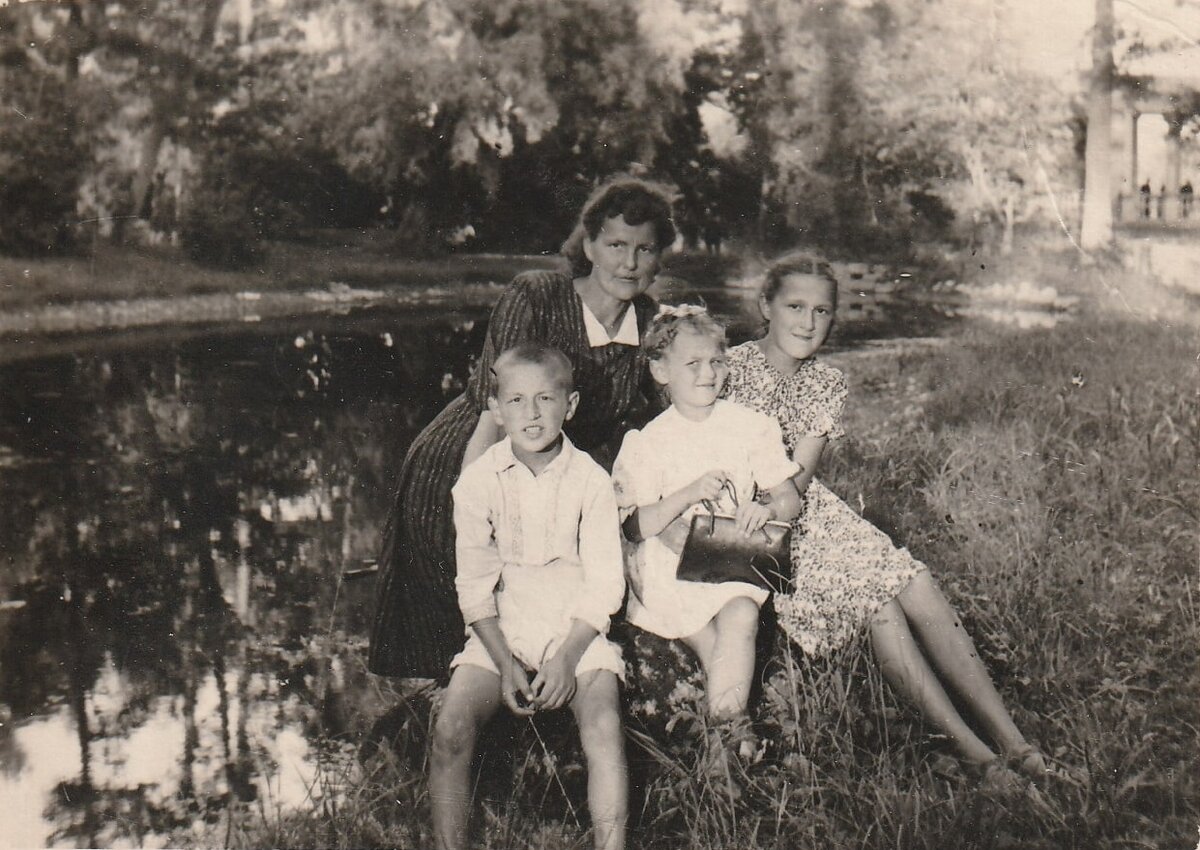 Семья Поповых: мама Алевтина Васильевна, Валера, сестры Эльвира и Ольга