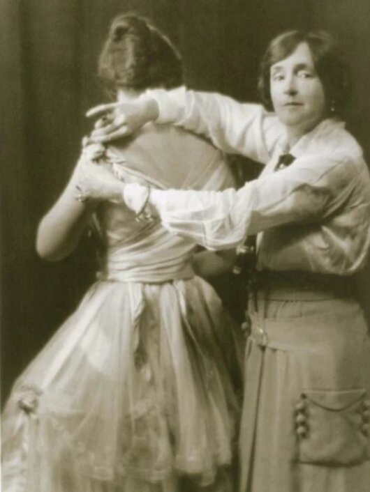 Леди Люсиль Дафф-Гордон за работой.