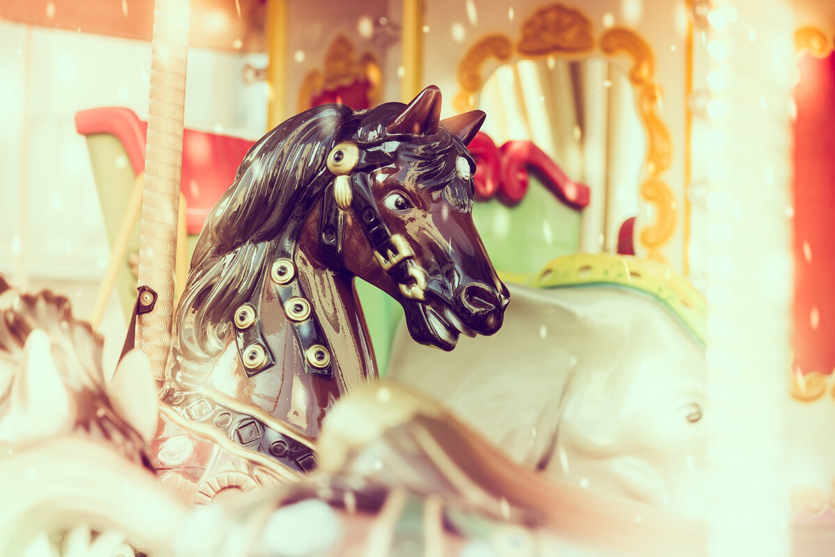 <a href="https://ru.freepik.com/free-photo/carousel-carnival_1028251.htm#page=2&query=%D0%BA%D0%B0%D1%80%D1%83%D1%81%D0%B5%D0%BB%D1%8C%D0%BD%D0%B0%D1%8F%20%D0%BB%D0%BE%D1%88%D0%B0%D0%B4%D0%BA%D0%B0&position=24&from_view=search&track=ais">Изображение от mrsiraphol</a> на Freepik