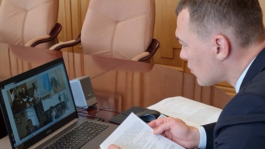     К губернатору обратились два жителя края — из краевой столицы и Советской Гавани. Хабаровчанку интересовали сроки начала работы детского сада в новом микрорайоне. Совгаванец озабочен вопросом безопасного пребывания детей в местном садике.