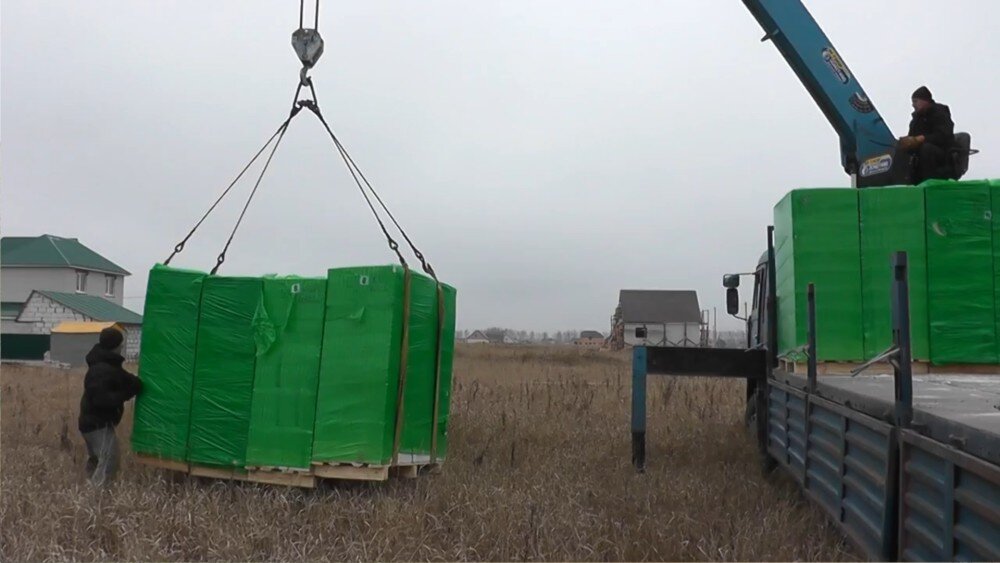 Блоки для будущих стен. Когда на участке не было ещё совсем ничего построенно.