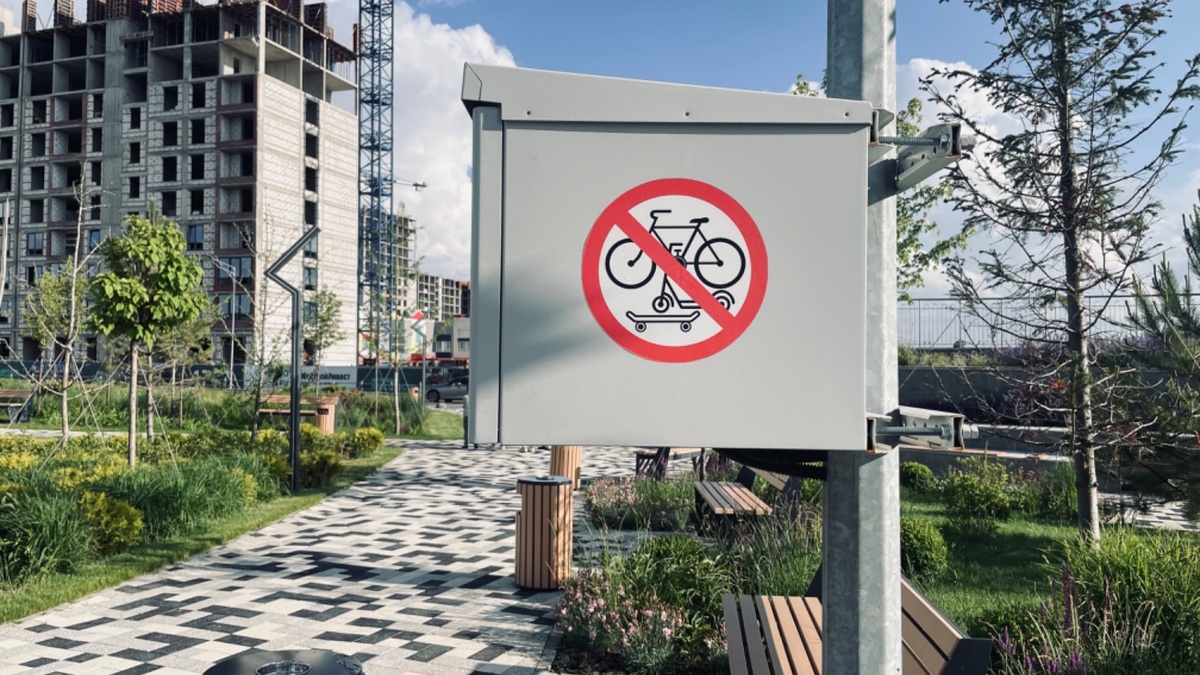     В Ростовской области водитель электросамоката отправило двухлетнюю малышку в больницу и скрылся с места аварии, об этом сообщили в УГИБДД региона.