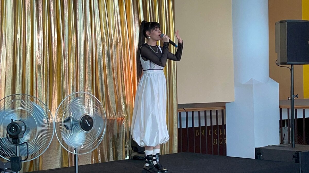 Диана исполняет песню "Зима без снега"