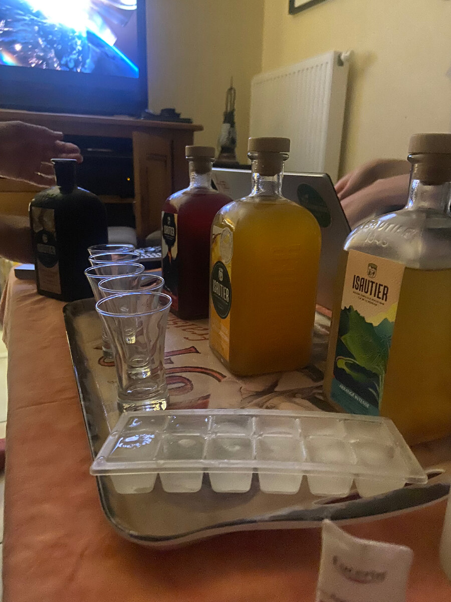 Ассортимент ромов, обязательно со льдом 