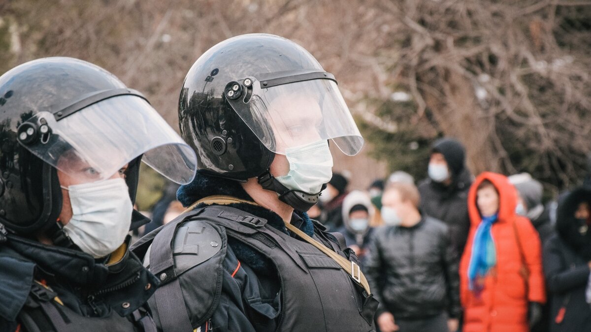     УМПО оцепили люди в касках и с автоматами, сообщает телеграм-канал «Уфа с огоньком»