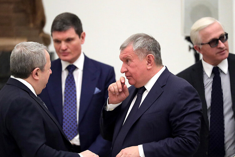    Игорь Сечин (в центре): «Выпали» именно газовые доходы, к этому надо относиться с пониманием. Но это не повод перебрасывать налоговую нагрузку на нефтянку» Фото: © Kremlin Pool/Global Look Press/www.globallookpress.com