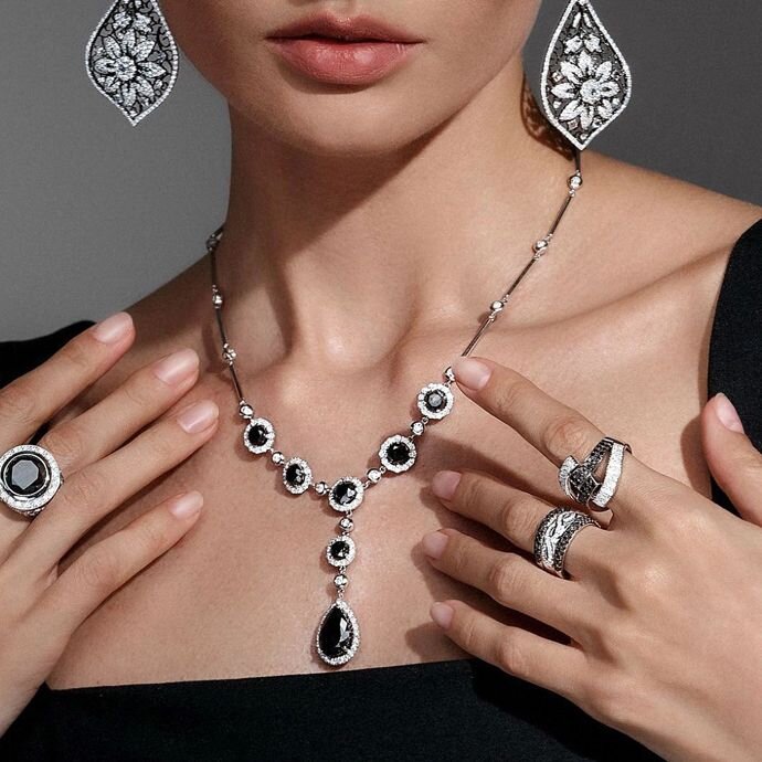 Цветные камни в ювелирных украшениях: минералы цвета ночи | Emporium ...