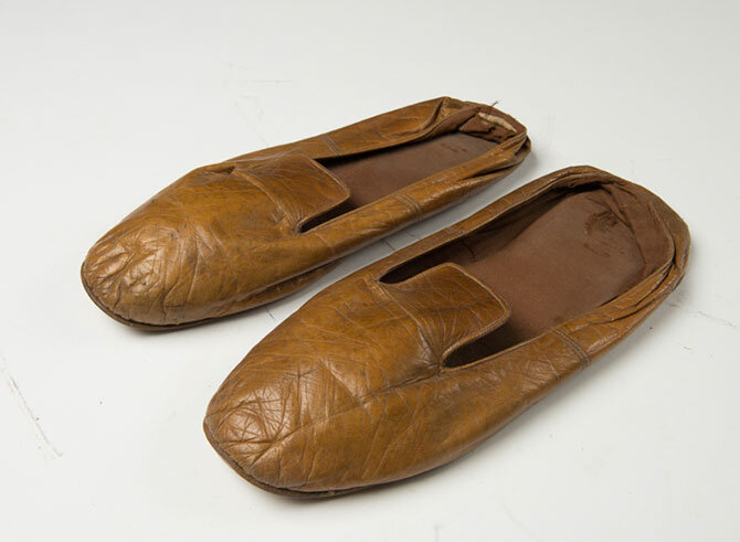 Домашние тапочки Владимира Маяковского из кожи "Шевро" (мягкая кожа хромового дубления) с подкладкой из сатина.