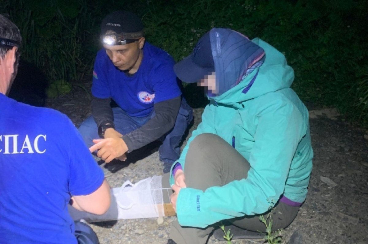    В Сочи приезжая подвернула ногу, спасатели помогли ей спуститьс