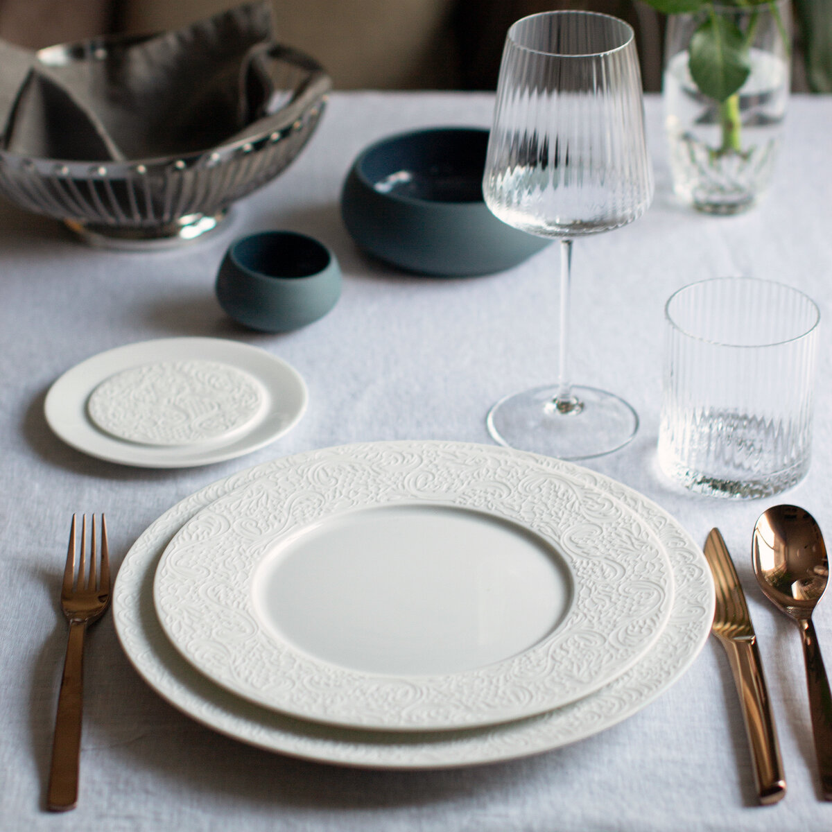 Широкие бортики тарелок L Couture в сервировке смотрятся очень изящно!