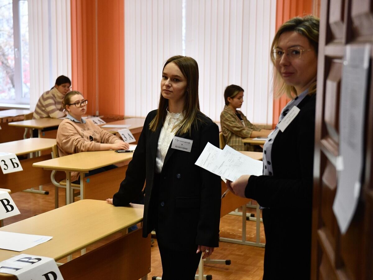    Организатор и ученики перед началом сдачи досрочного единого государственного экзамена по литературе© РИА Новости / Павел Лисицын