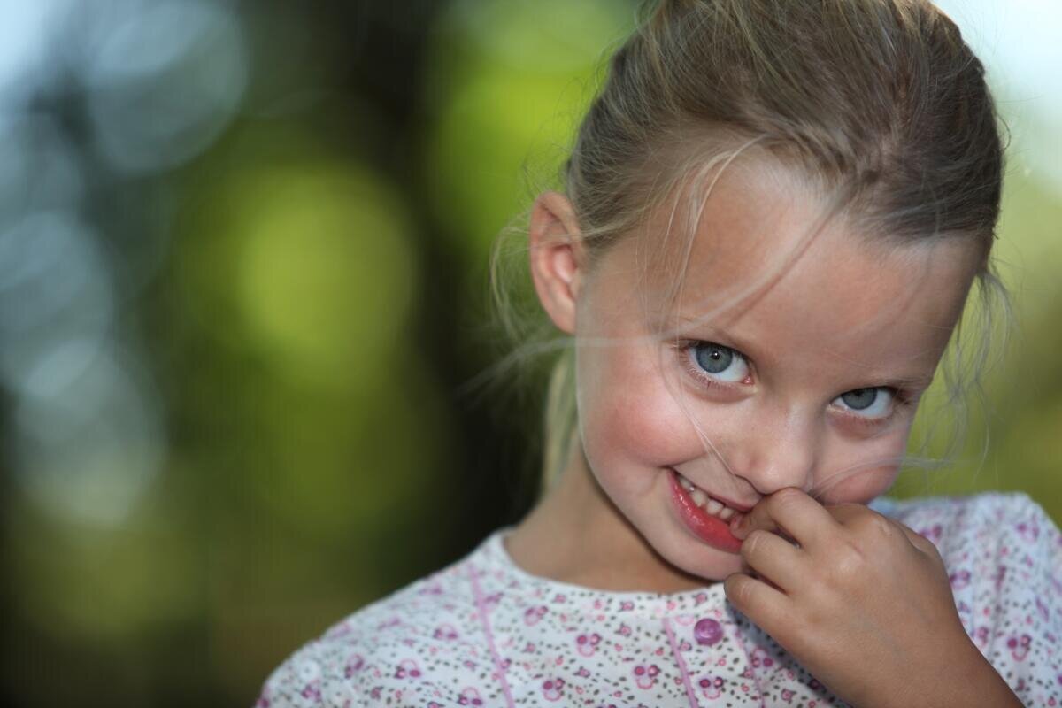 Стеснительная девочка