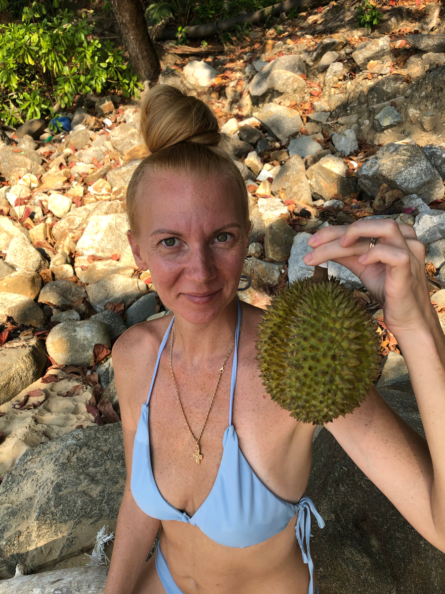 Встретился дуриан с ананасом и спросил: "Как тебе плод быть таким колючим?" Ананас ответил: "У нас, по крайней мере, есть сладкая сторона, а у тебя только запах!"