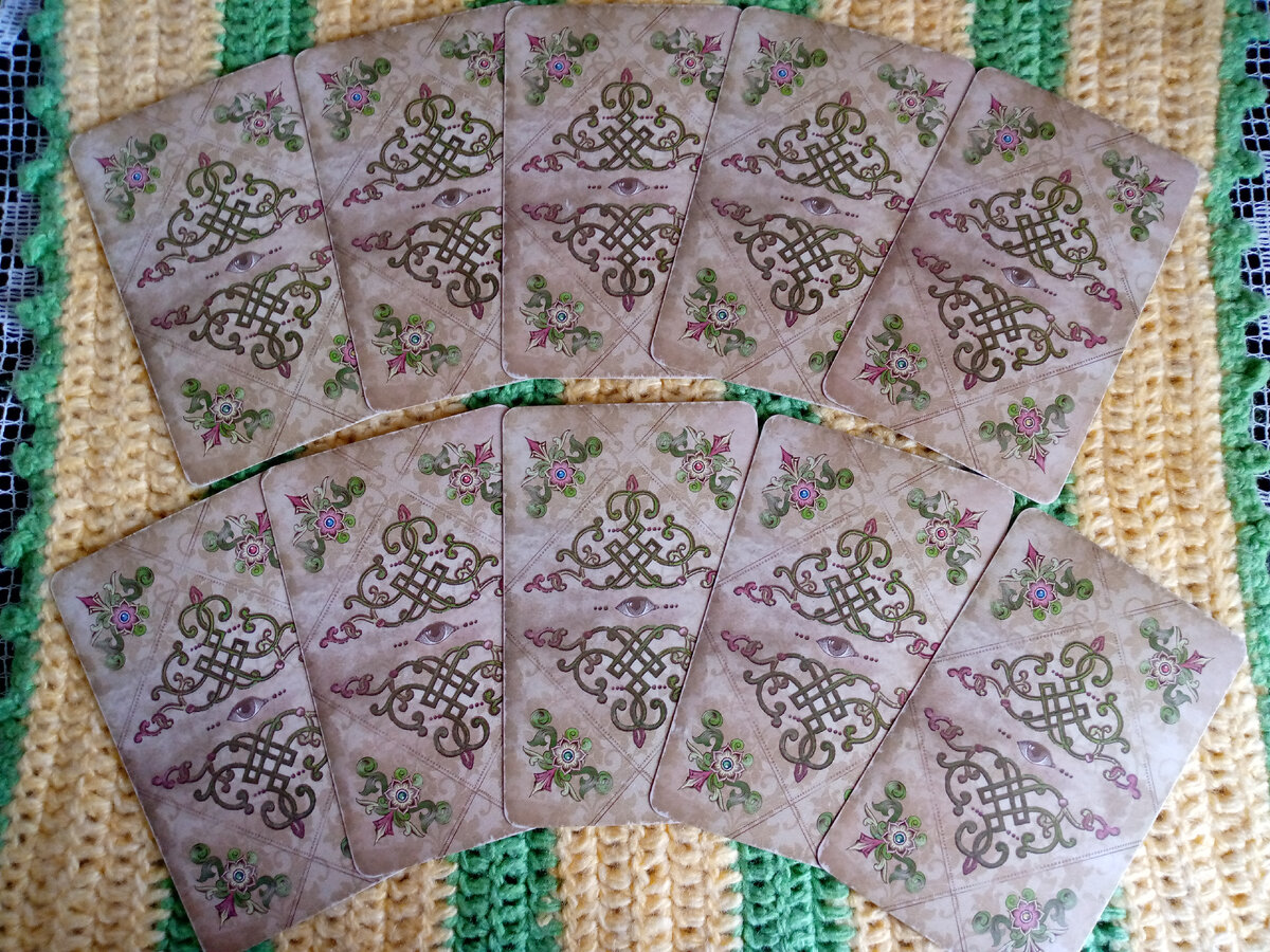 Десять закрытых вариантов прогноза. Выбирайте свой слева-направо - верхний ряд: позиции 1-5, нижний ряд: позиции 6-10. Фото автора